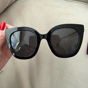 Gucci Elegant Black and Gold Sunglasses